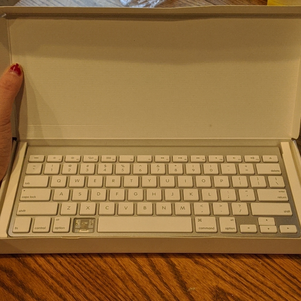 Apple Wireless Keyboard - Picture 2 of 5
